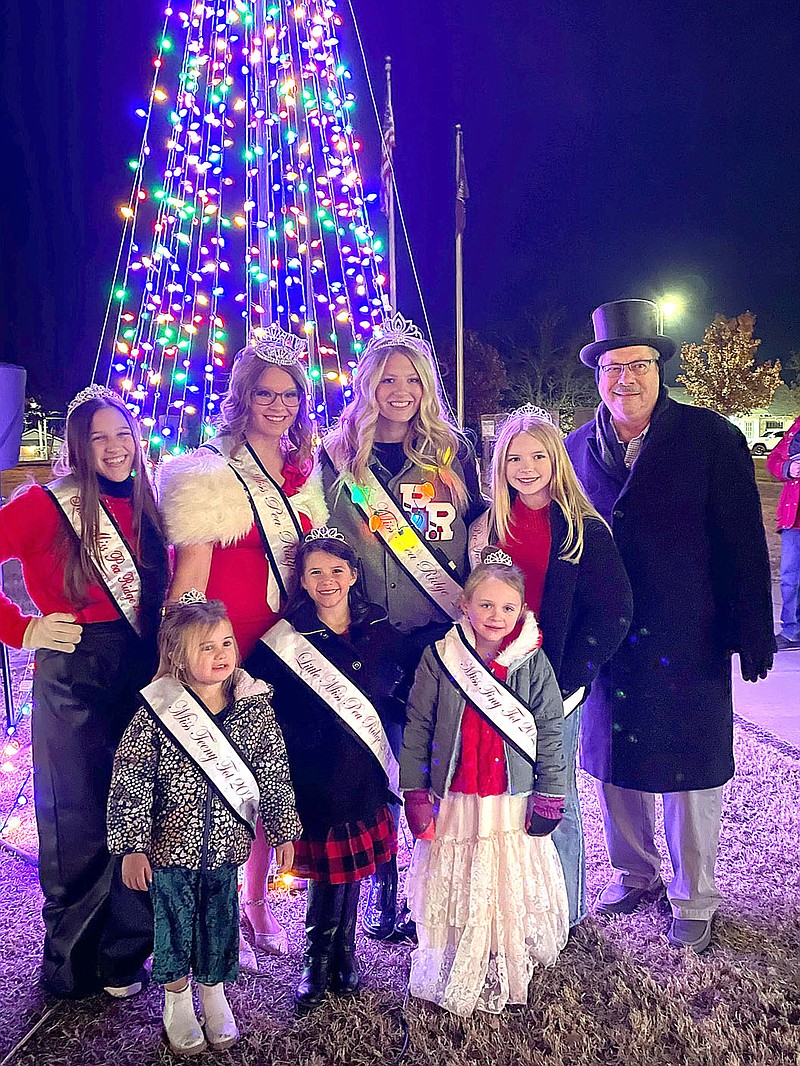 TIMES photograph by Annette Beard
Mayor Jackie Crabtree and the Pea Ridge queens Miss Pea Ridge Natalie Graham, Jr. Miss KayLeigh Mathis, Teen Miss Savannah Young, Pre-Teen Miss Macy Dyson, Little Miss Aria Butler, Miss Tiny Tot Hadley May McBurnett and Miss Teeny Tot Isabella Trimmell posed in front of the Christmas tree lights at the Christmas lighting ceremony Saturday, Dec. 3, downtown after the annual Christmas parade.