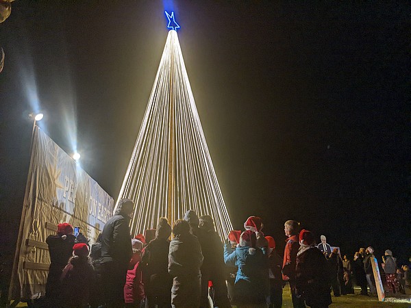 Crowd gathers for memorial tree lighting | Jefferson City News Tribune