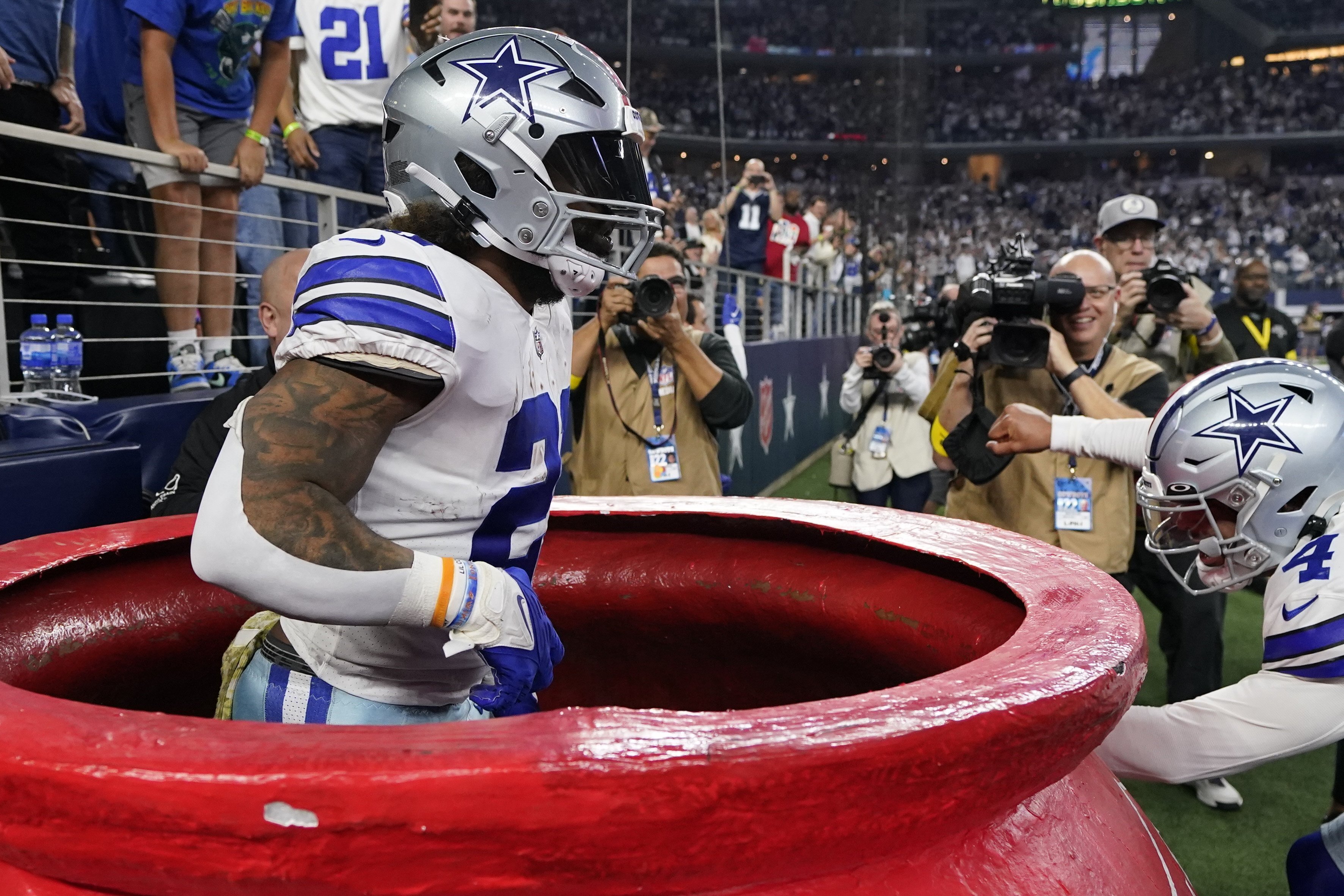 NFL fines Cowboys' tight ends for Salvation Army kettle celebration on  Thanksgiving: report