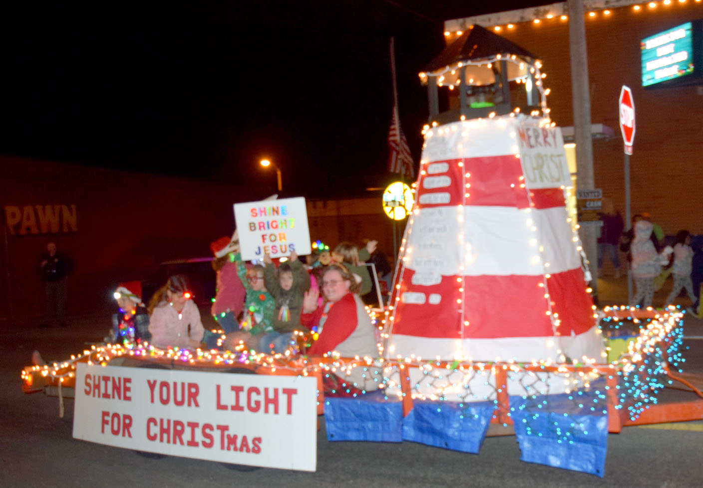 Santa appears during Decatur parade Westside Eagle Observer