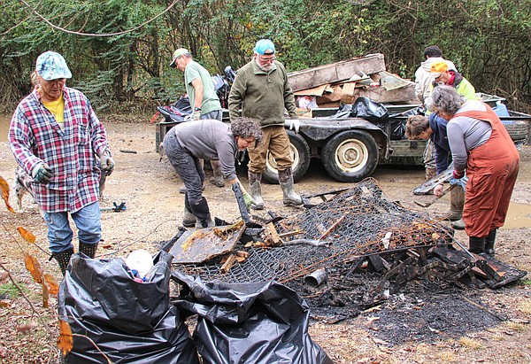 Arkansas Canoe Club leaves Saline Crossing much cleaner than they found it on Black Friday - Vimarsana News