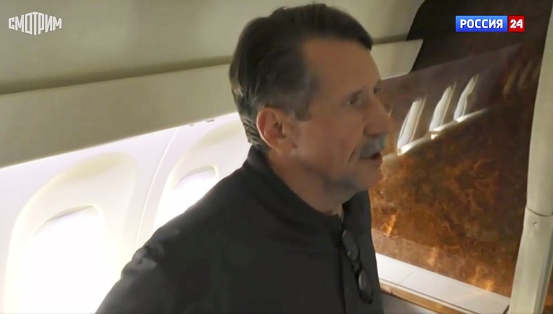 En esta imagen tomada de un video de RU-24 Televisión Rusa el viernes 9 de diciembre de 2022, el ciudadano ruso Viktor Bout, intercambiado por la basquetbolista estadounidense Brittney Griner, habla en un avión ruso en Abu Dhabi, Emiratos Árabes Unidos. (RU-24 Russian Television via AP)