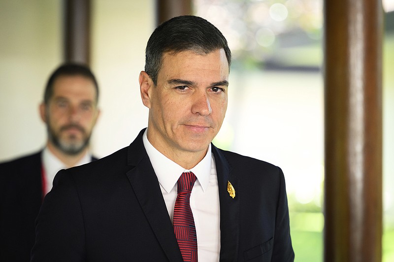 El presidente del gobierno español Pedro Sánchez arriba a una reunión del G20 en Nusa Dua, Indonesia, 16 de noviembre de 2022. Sánchez es el anfitrión el viernes 9 de diciembre de 2022 de una cumbre de los nueve países del Mediterráneo miembros de la Unión Europea. (Leon Neal/Pool Foto via AP)