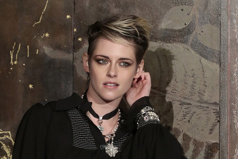 ARCHIVO- La actriz Kristen Stewart posa durante la presentación de la colección Metiers d'Art de Chanel en el Grand Palais en París, Francia, el 4 de diciembre de 2019. La actriz, guionista y directora estadounidense Kirsten Stewart presidirá el jurado internacional en la 73ª edición del Festival de Cine de Berlín en 2023. (Foto AP/Thibault Camus, archivo)