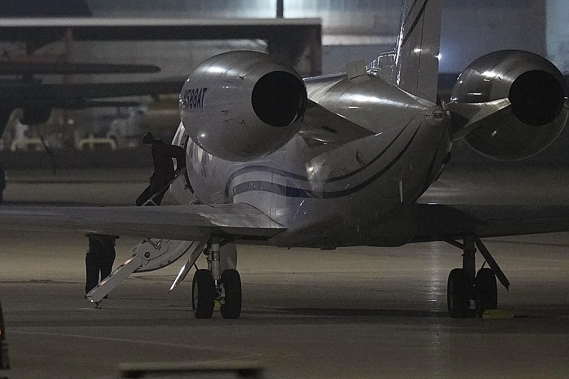 La estrella de la WNBA Brittney Griner desembarca de un avión en Kelly Field, en San Antonio, Texas, tras su liberación luego de un intercambio de prisioneros con Rusia, el 9 de diciembre de 2022. (AP Foto/Eric Gay)