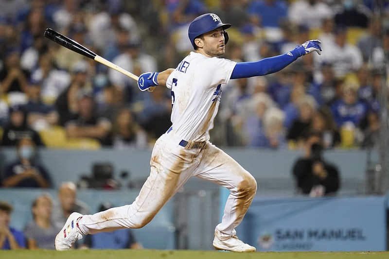 ARCHIVO - Trea Turner, de los Dodgers de Los Ángeles, batea en un juego ante los Mets de Nueva York, el 19 de agosto de 2021 (AP Foto/Ashley Landis, archivo)