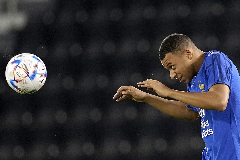 Kylian Mbappé entrena con la selección de Francia en Doha, el jueves 8 de diciembre de 2022  (AP Foto/Christophe Ena)