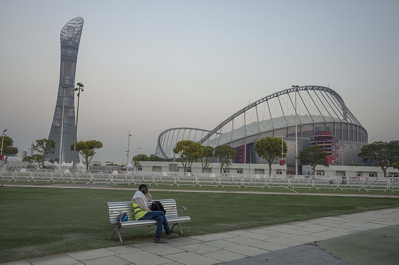 ARCHIVO - Un trabajador inmigrante duerme en una banca antes de su turno matutino frente al Estadio Internacional Jalifa en Doha, Qatar, el sábado 15 de octubre de 2022 (AP Foto/Nariman El-Mofty, archivo)