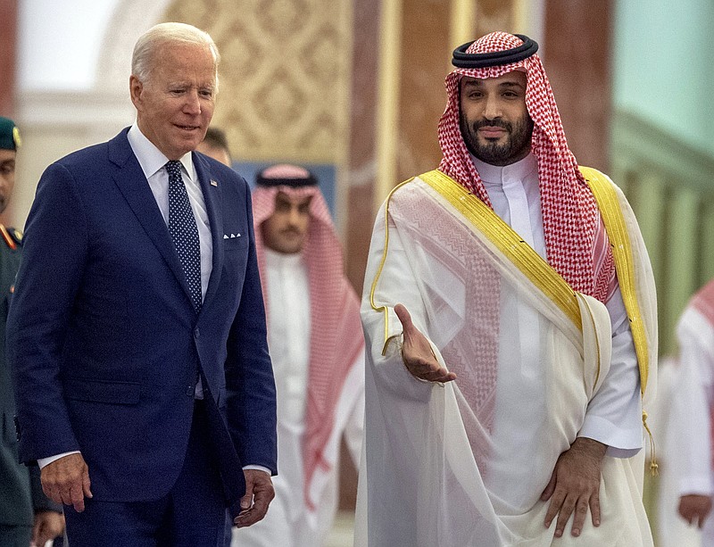 ARCHIVO - En esta fotografía difundida por el Palacio Real Saudí, el príncipe a la corona Mohammed bin Salman, a la derecha, da la bienvenida al mandatario estadounidense Joe Biden en Yeda, Arabia Saudí, el 15 de julio de 2022. (Bandar Aljaloud/Palacio Real Saudí vía AP, Archivo)