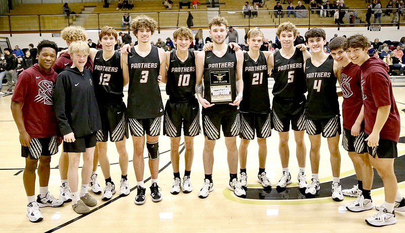 Mark Ross/Special to the Herald-Leader
The Siloam Springs boys basketball team poses for a photo with the third-place plaque after defeating Coweta, Okla., 47-46 on Saturday in the Jerry Oquin Invitational on Saturday, Dec. 9, in Inola, Okla.