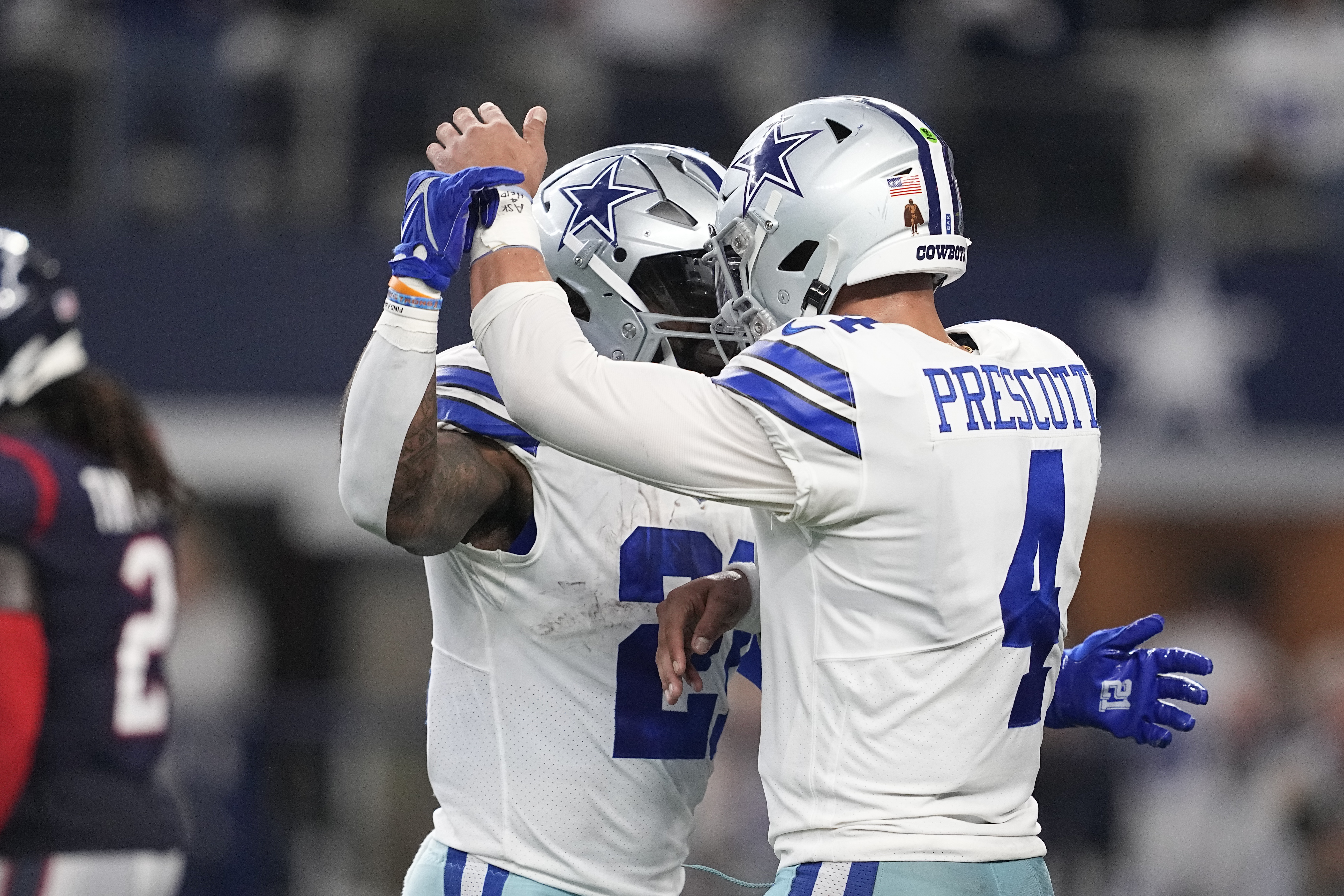 Dallas Cowboys' Dak Prescott (4) leads the huddle during an NFL football  game against the Detroit Lions in Arlington, Texas, Sunday, Oct. 23, 2022.  (AP Photo/Tony Gutierrez Stock Photo - Alamy