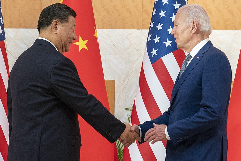En esta imagen de archivo, el presidente de Estados Unidos, Joe Biden (derecha), y el de China, Xi Jinping, se dan la mano antes de una reunión durante la cumbre del G20, el 14 de noviembre de 2022, en Bali, Indonesia. (AP Foto/Alex Brandon, archivo)