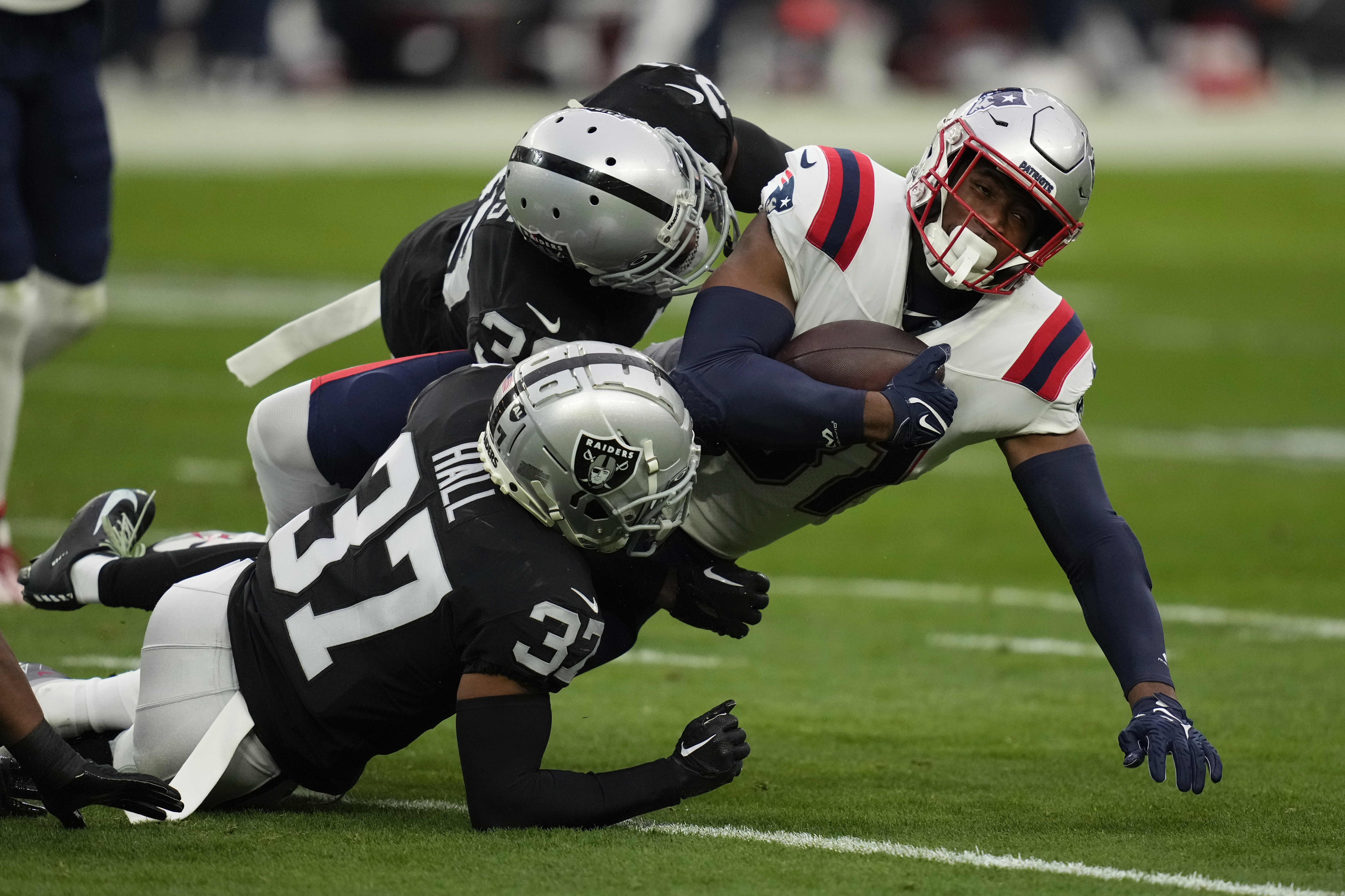 Raiders hit jackpot after Patriots' gamble falls flat