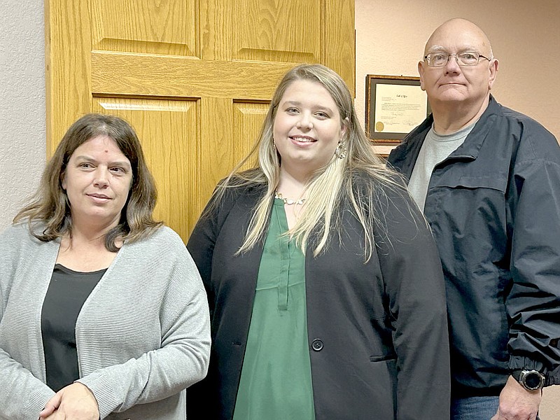 RACHEL DICKERSON/MCDONALD COUNTY PRESS Pineville Mayor Gregg Sweeten (right) is pictured with Christmas light contest winners Angela Cawood (left), first place, and Autumn Hottinger, second place.
