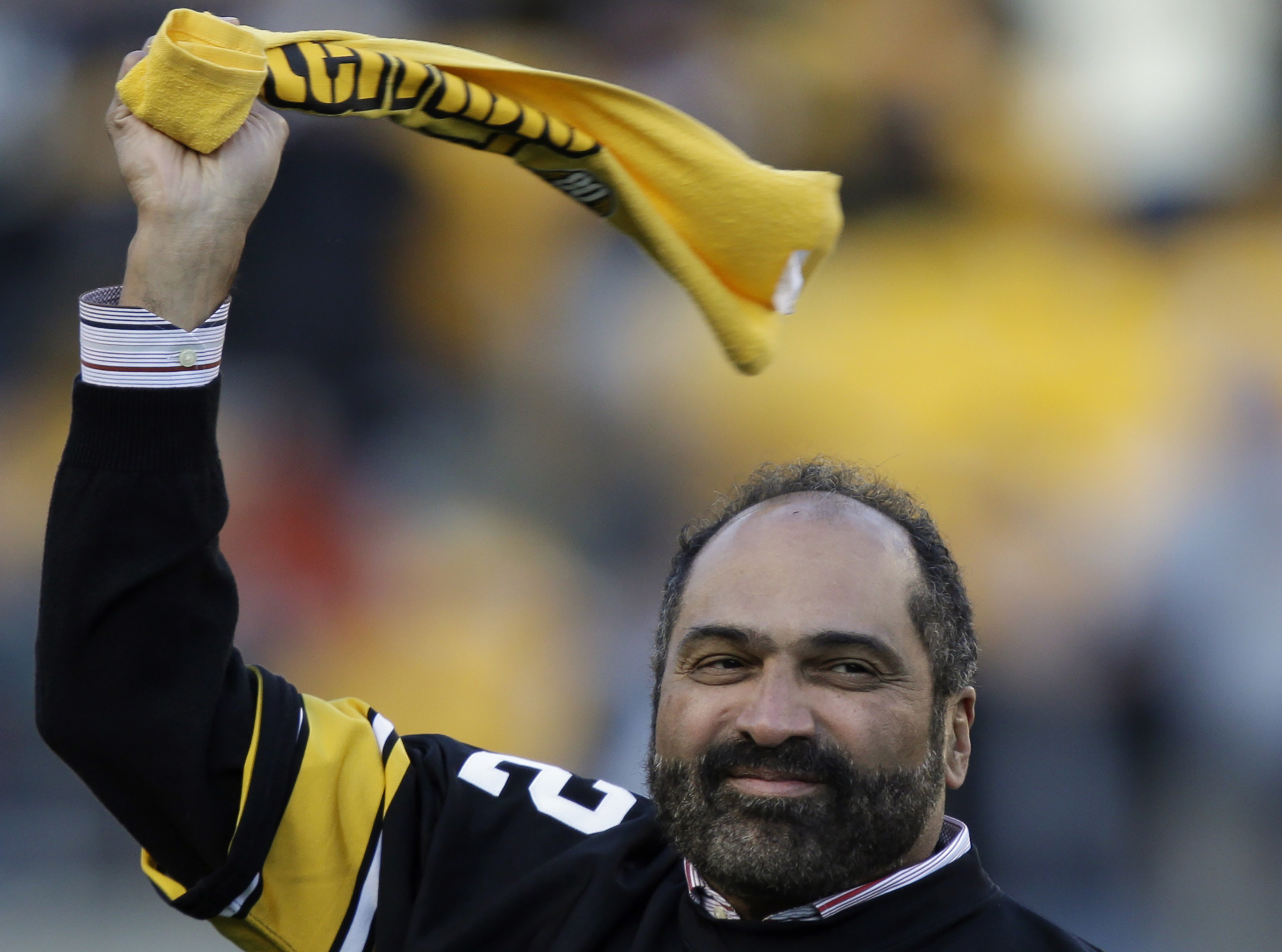 Steelers players arrive for game wearing Franco Harris No. 32 jerseys