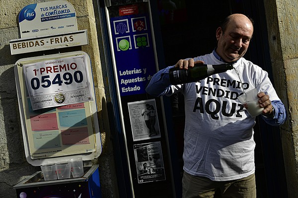 Christmas lottery winners celebrate Spanish tradition - Vimarsana News