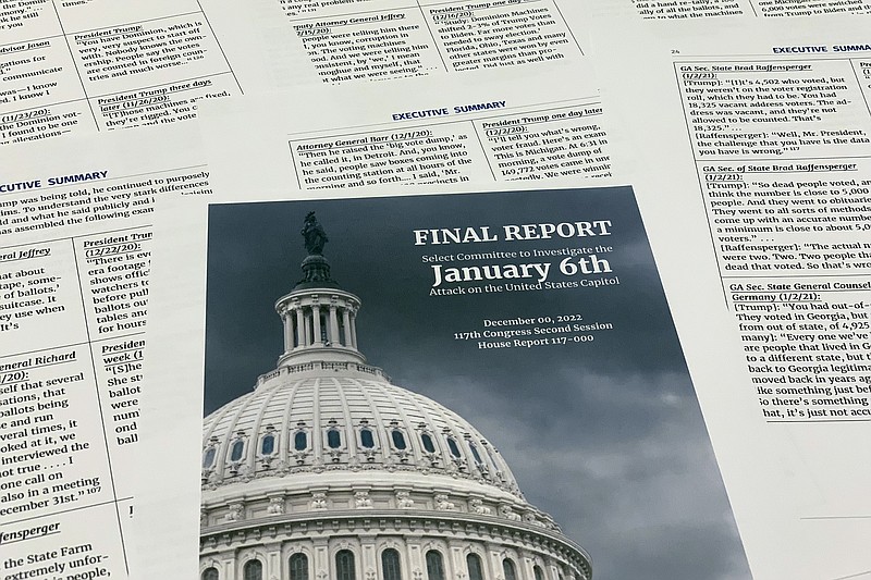 El reporte final emitido por la Comisión Selecta de la Cámara de Representantes que investigó el ataque del 6 de enero de 2021 contra el Capitolio de Estados Unidos es fotografiado el jueves 22 de diciembre de 2022. (AP Foto/Jon Elswick)