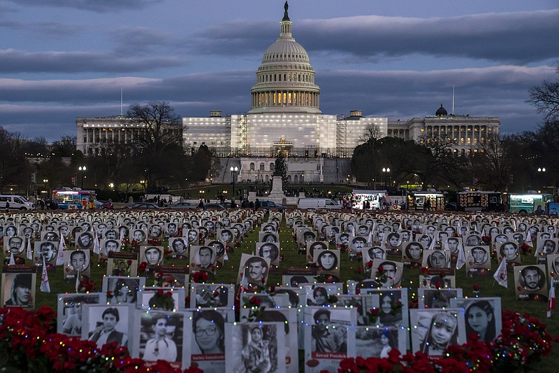 El Capitolio de Estados Unidos durante una vigilianel sábado 17 de diciembre de 2022, en Washington, en memoria de iraníes presuntamente asesinados por su gobierno  (AP Foto/Nathan Howard)