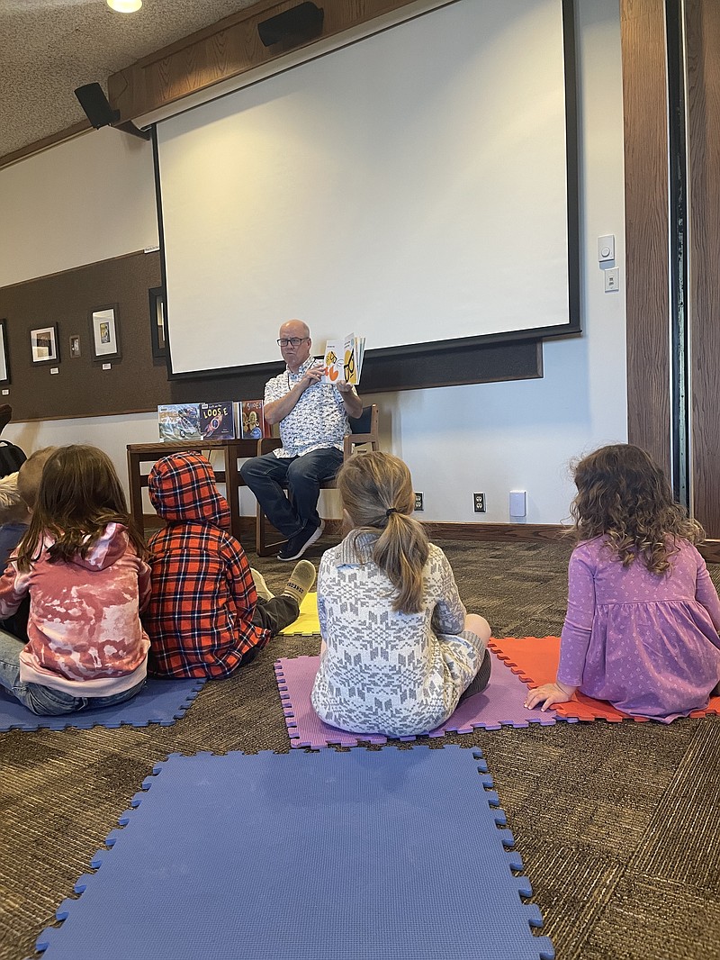 Claudia Levens/News Tribune photo: 
Story time leader Eric Lyon reads “Sock on the Loose” to preschoolers Tuesday, Dec. 27, 2022, during morning story time at Missouri River Regional Library.