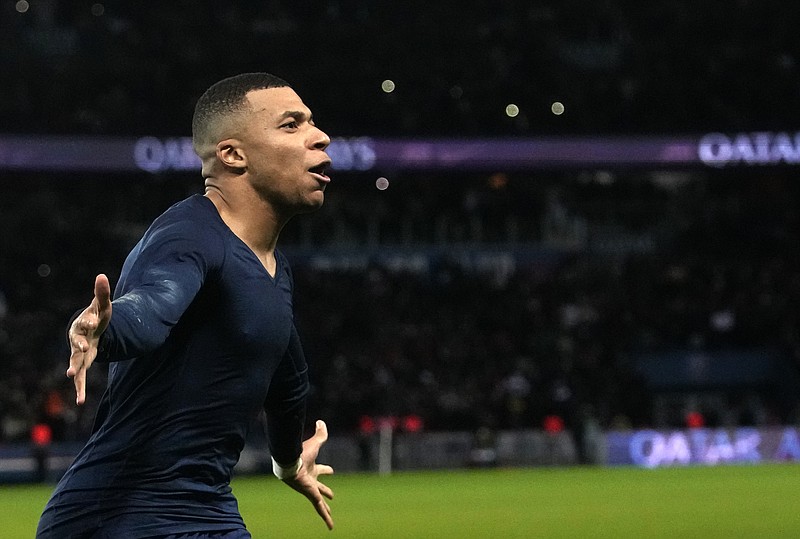 Kylian Mbappé, del París Saint-Germain, festeja luego de anotar el segundo tanto en el partido ante el Estrasburgo, el miércoles 28 de diciembre de 2022 (AP Foto/Thibault Camus)