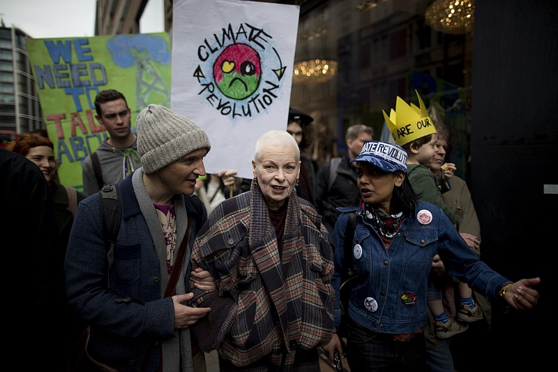 La diseñadora de modas Vivienne Westwood (cent) en una protesta en Londres el 19 de marzo de 2014. (Foto AP/Matt Dunham)