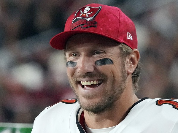 Blaine Gabbert, Bucs backup QB, helps save four people after