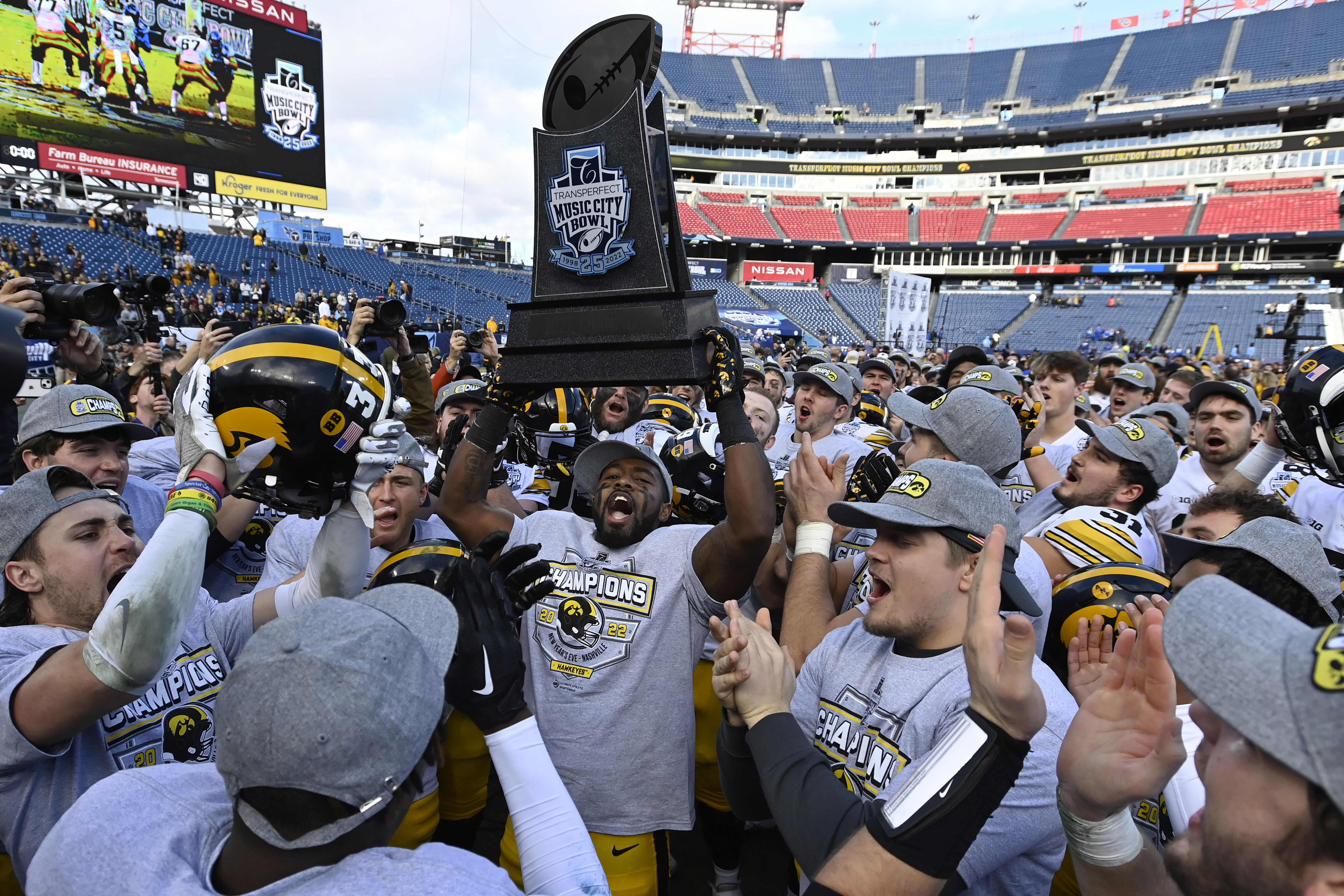 Iowa posts first Music City Bowl shutout, tops Kentucky, 21-0 - Vimarsana News