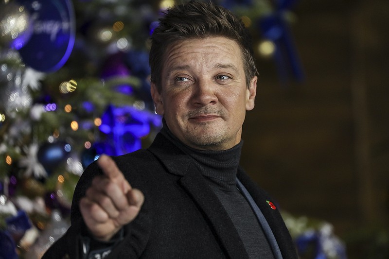 ARCHIVO - Jeremy Renner posa para los fotógrafos a su llegada a una función con admiradores de la película "Hawkeye", el jueves 11 de noviembre de 2021, en Londres. (Foto por Vianney Le Caer/Invision/AP, archivo)