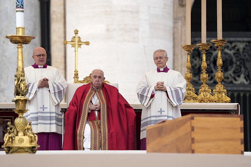 El papa Francisco, sentado frente al féretro con los restos mortales del papa emérito Benedicto XVI en el funeral oficiado en la Plaza de San Pedro, en el Vaticano, el 5 de enero de 2023. (AP Foto/Andrew Medichini)