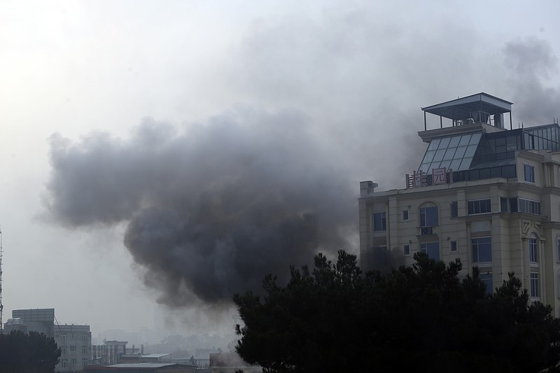 En esta imagen de archivo, una columna de humo sale de un hotel tras explosiones y disparos, en Kabul, Afganistán, el 12 de diciembre de 2022. (AP Foto, archivo)