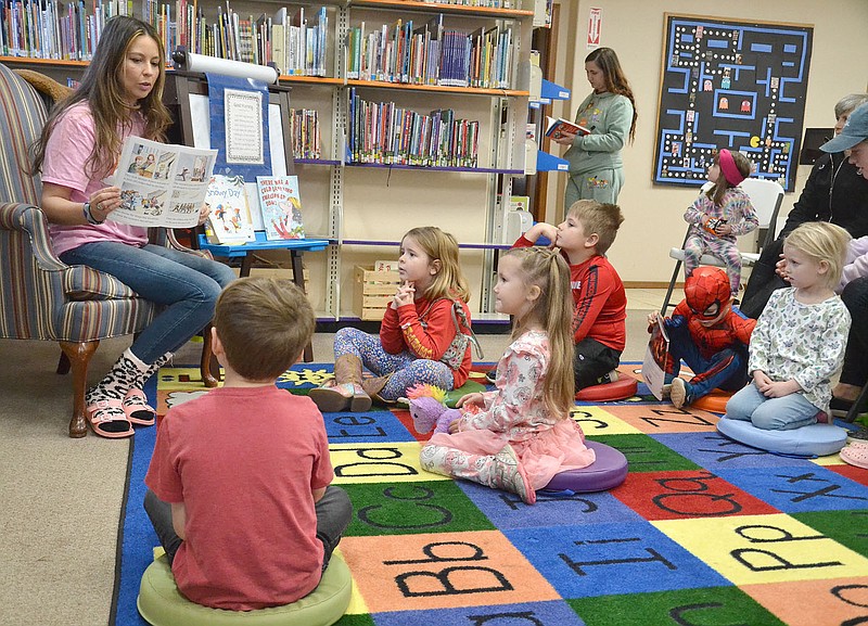 TIMES photograph by Annette Beard
Leslie Vest read a book about snowmen during Story time at the Pea Ridge Community Library Wednesday, Jan. 4, 2023.