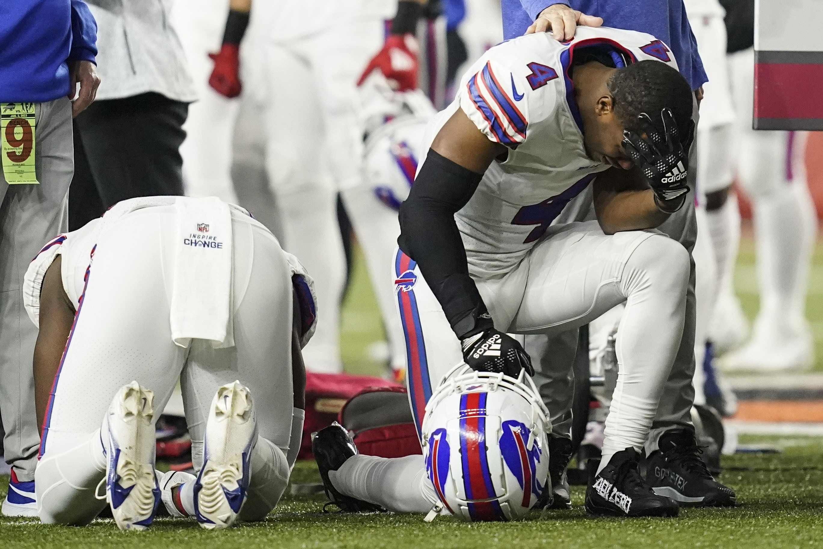 Dan Orlovsky prays for Davar Hamlin on live ESPN broadcast