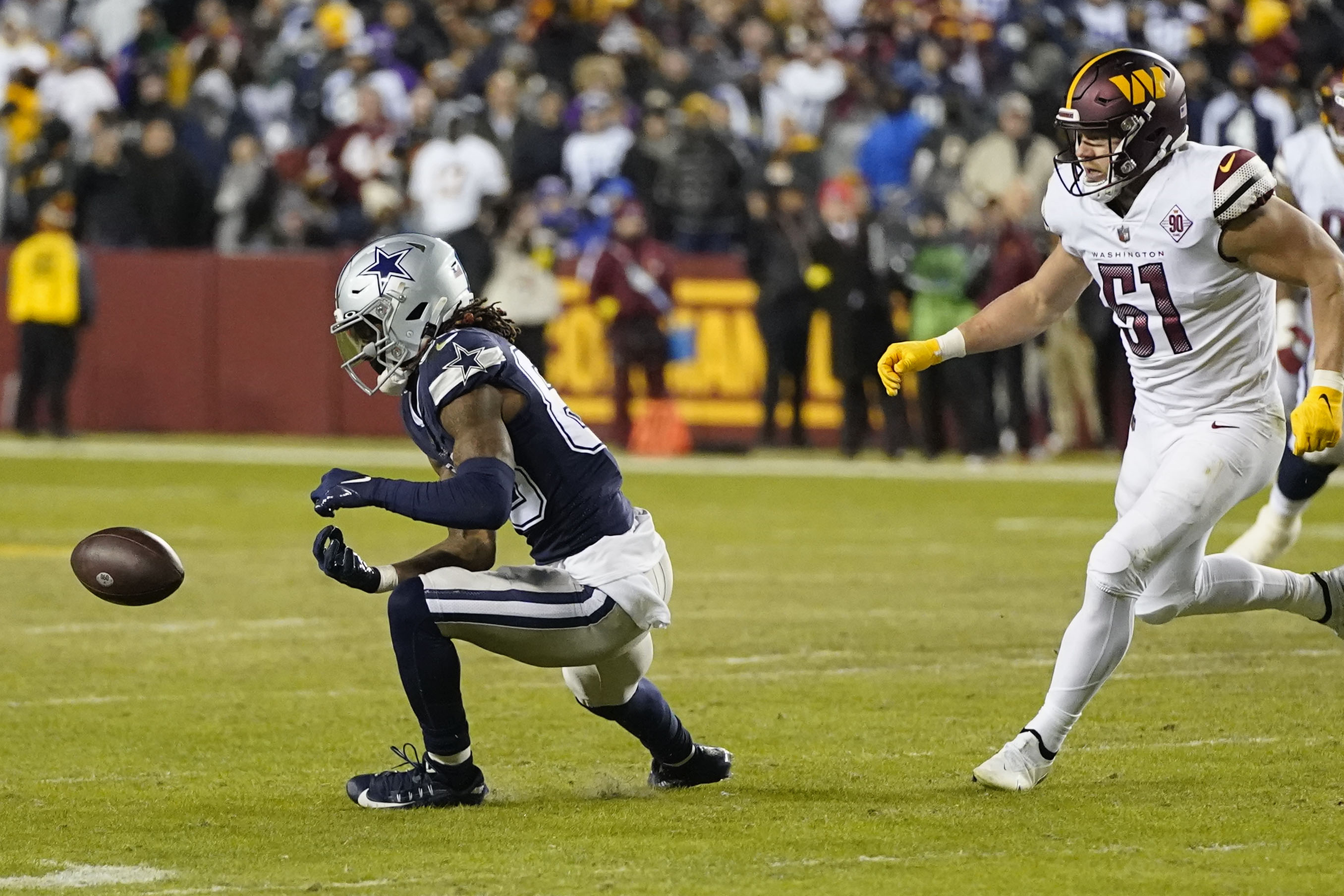 Dallas Cowboys tight end Dalton Schultz (86) missed catching the ball as he  is covered by Washington Commanders linebacker David Mayo (51) during the  first half an NFL football game, Sunday, Jan.