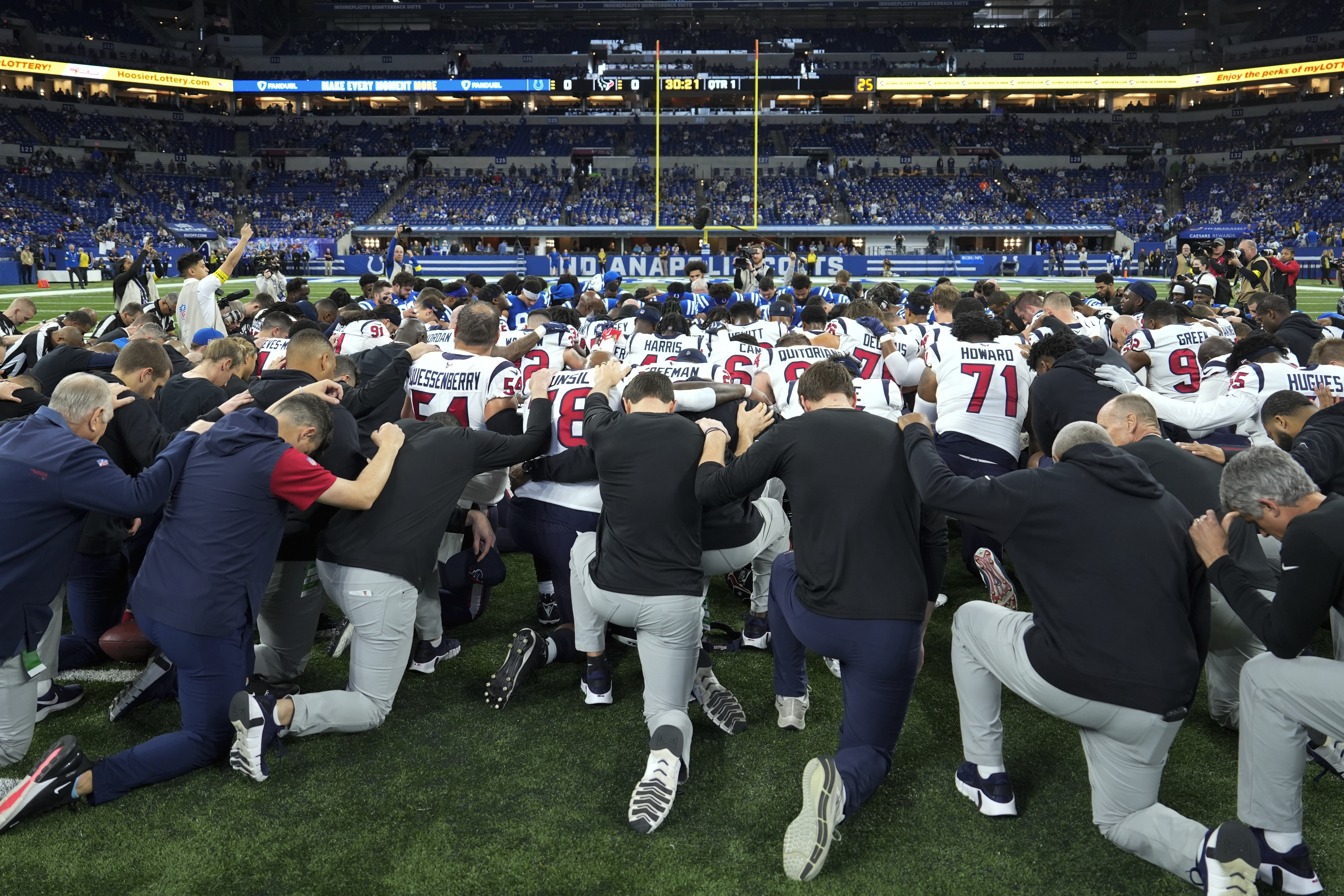 Raiders, Chiefs honor Damar Hamlin before game