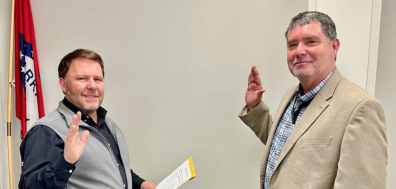 Submitted photo Gravette mayor Kurt Maddox swears in city council member Michael Deniston for the 2023 term prior to the council committee of whole meeting Tuesday, Jan. 10.