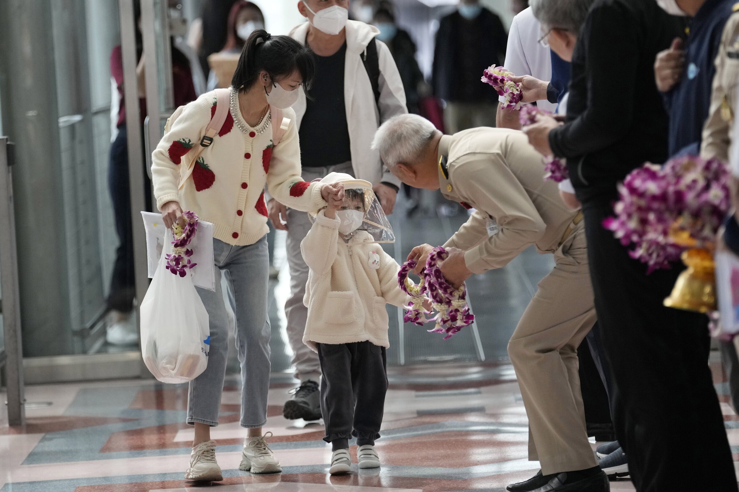 Thais happily greet China tourists - Vimarsana News