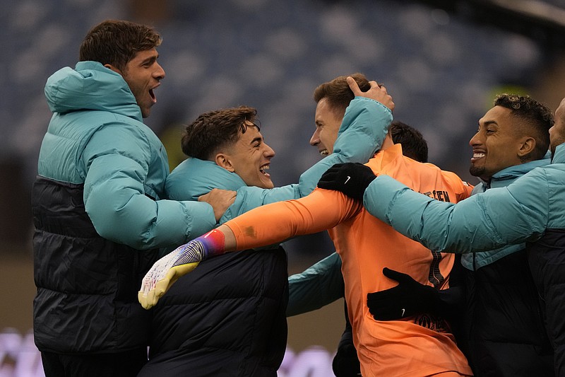 El arquero Marc-Andre ter Stegen, del Barcelona, festeja luego de la serie de penales que definió la semifinal de la Supercopa ante el Real Betis, el jueves 12 de enero de 2023, en Riad (AP Foto/Hussein Malla).