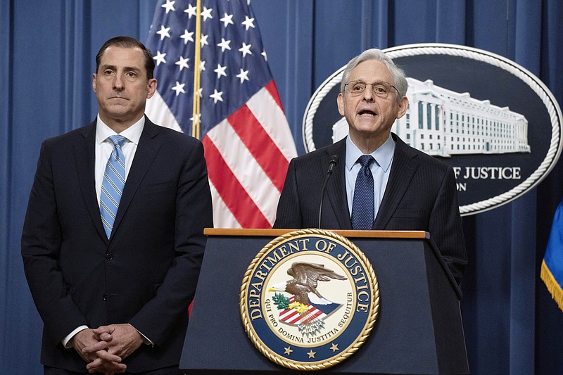 El secretario de Justicia de EEUU Merrick Garland (d) en conferencia de prensa en Washington el 12 de enero de 2023, acompañado por el fiscal general de Chicago John Lausch. (Foto AP/Manuel Balce Ceneta)