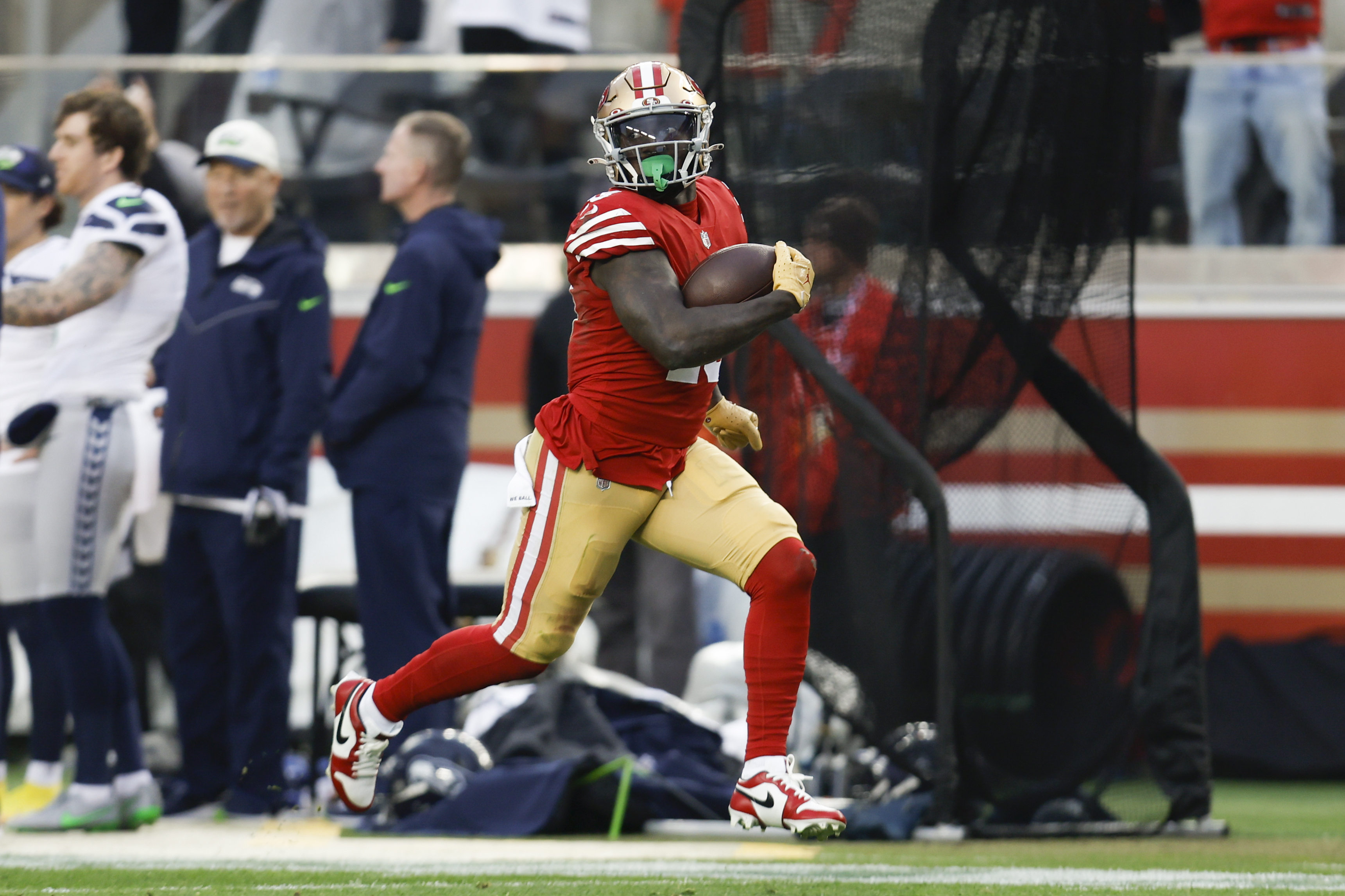 Philadelphia, United States. 28th Jan, 2023. San Francisco 49ers wide  receiver Deebo Samuel (19) runs the ball against the San Francisco 49ers in  the first quarter in the NFC Championship Game at