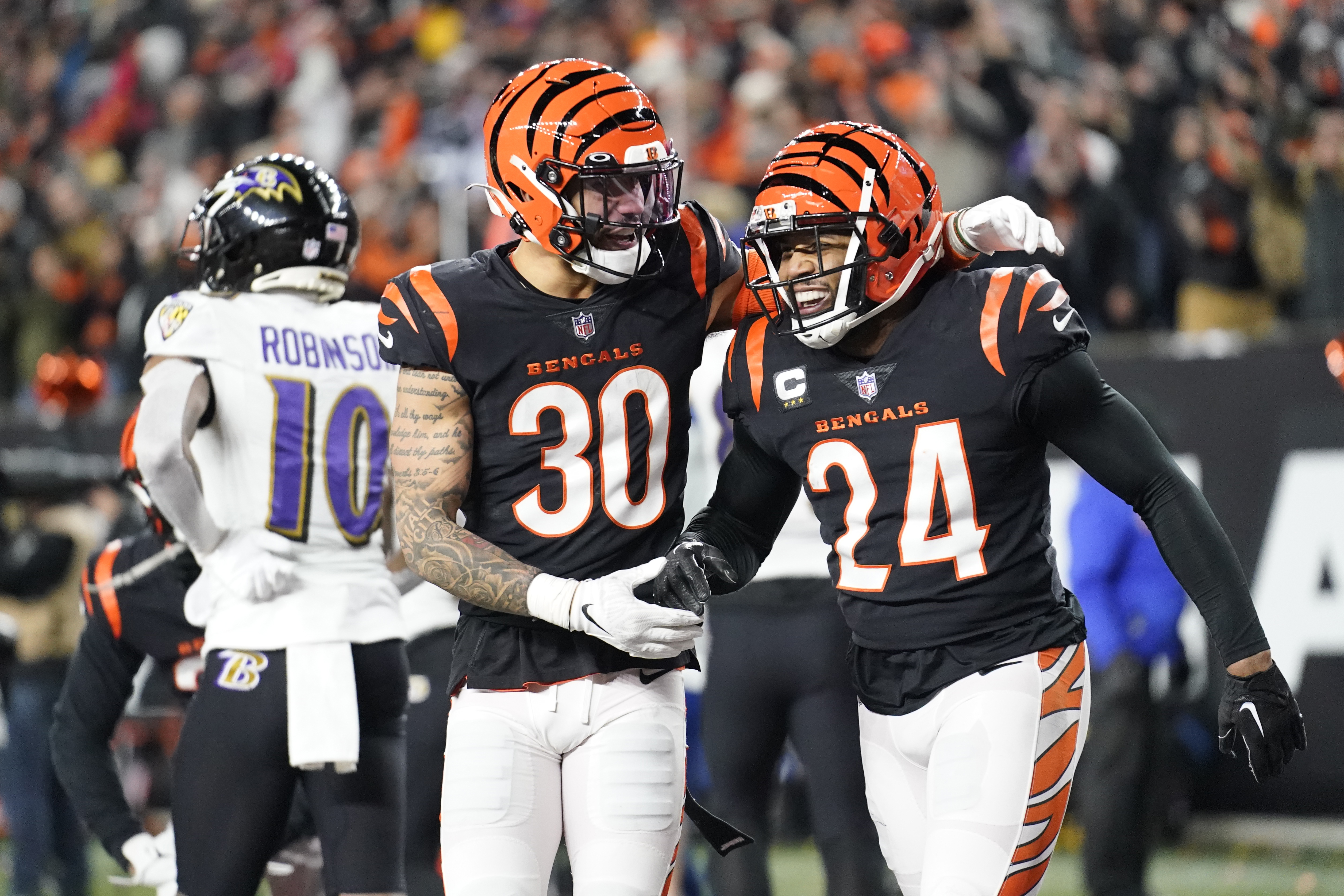 Stunning fumble return TD for Bengals beats Ravens, keeps