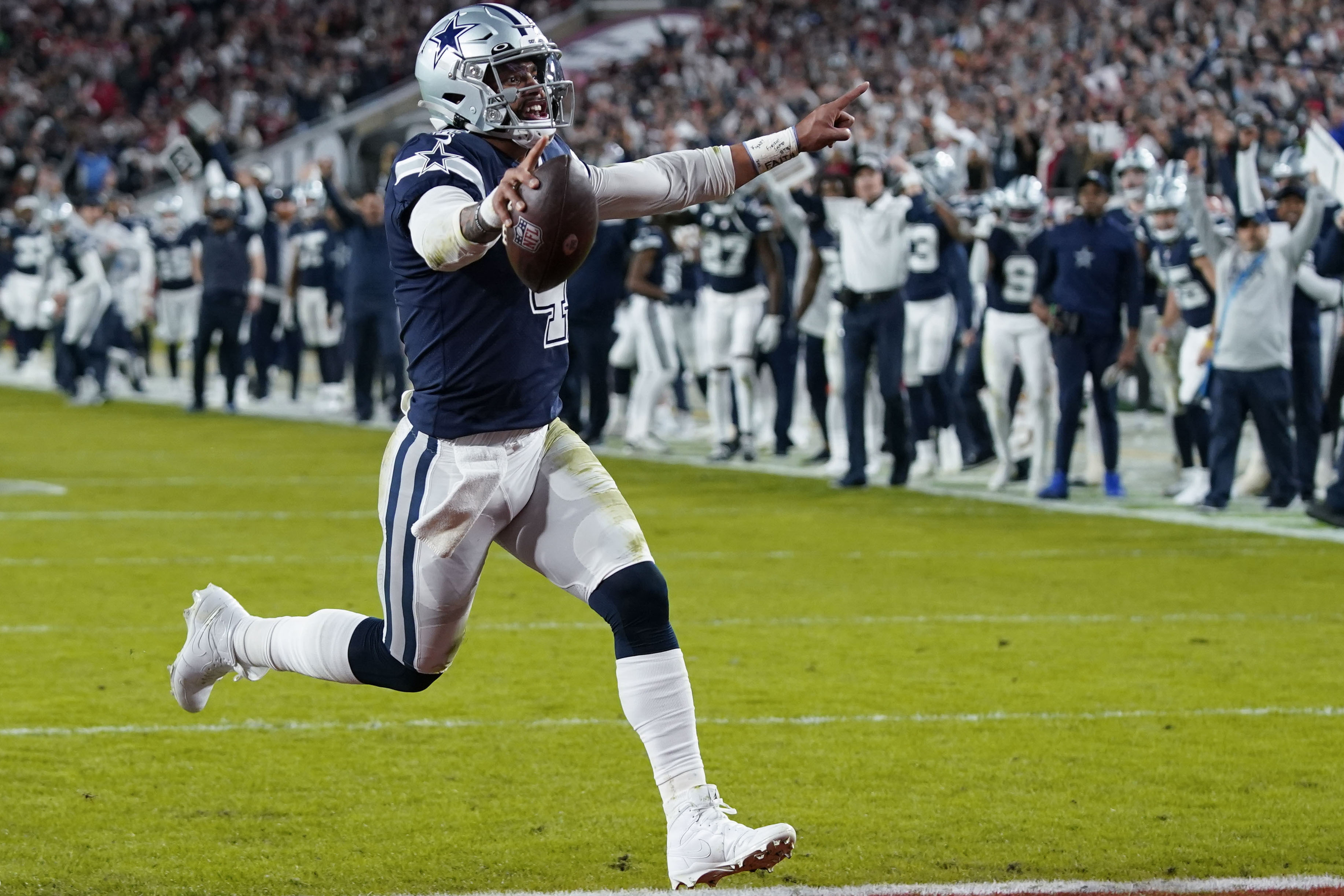 Prescott's 5 touchdowns lead Dallas over Tampa Bay