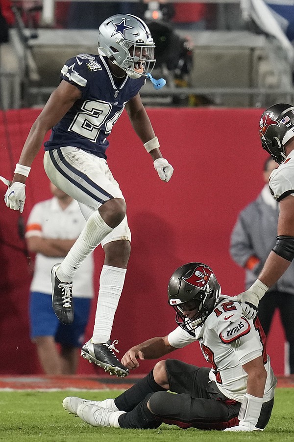 Dak Prescott scores 5 touchdowns as Cowboys wallop Bucs in NFC wild-card  matchup