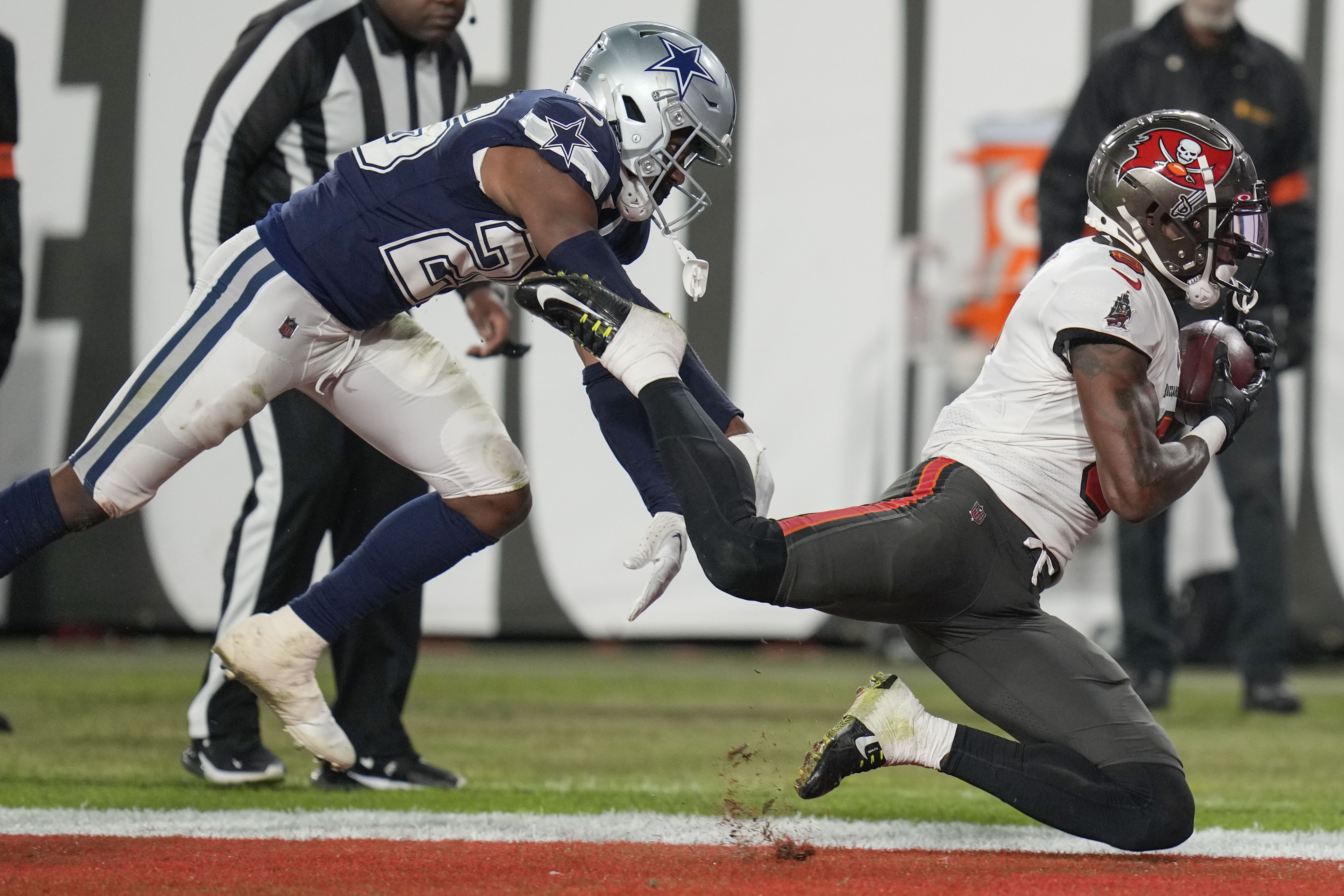 Prescott Shines, Cowboys Dominate Buccaneers 31-14