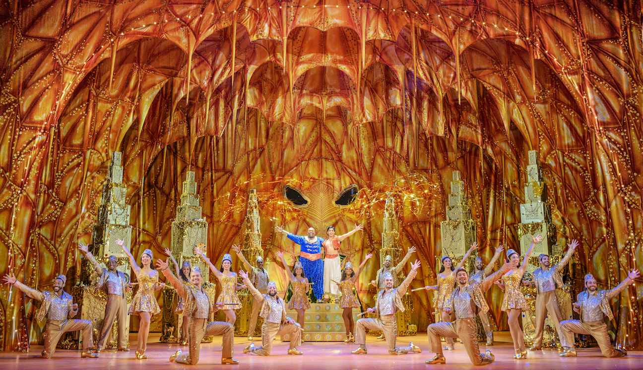 Marcus M. Martin le da su propio giro a Genie en la gira musical de Aladdin de Disney