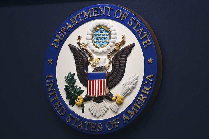 El logotipo del Departamento de Estado se encuentra en un atril en una sala de conferencias en el Departamento de Estado, el 31 de enero de 2022,  en Washington. (Mandel Ngan, foto compartida vía AP, Archivo)