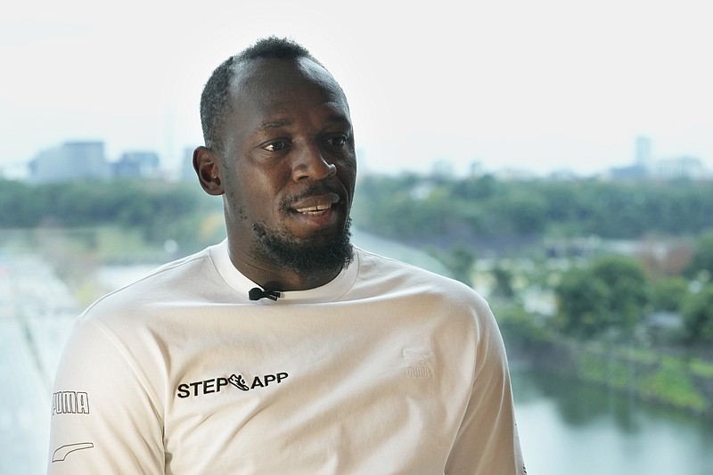 ARCHIVO - En foto del 1 de diciembre del 2022 Usain Bolt, el retirado velocista jamaicano, al brindar una entrevista en Tokio. (AP Foto/Hiro Komae)