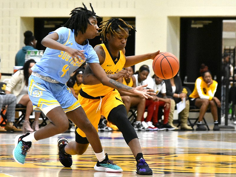 Demetria Shephard of UAPB runs the offense against Chloe Fleming of Southern in the second quarter Saturday at H.O. Clemmons Arena. (Pine Bluff Commercial/I.C. Murrell)