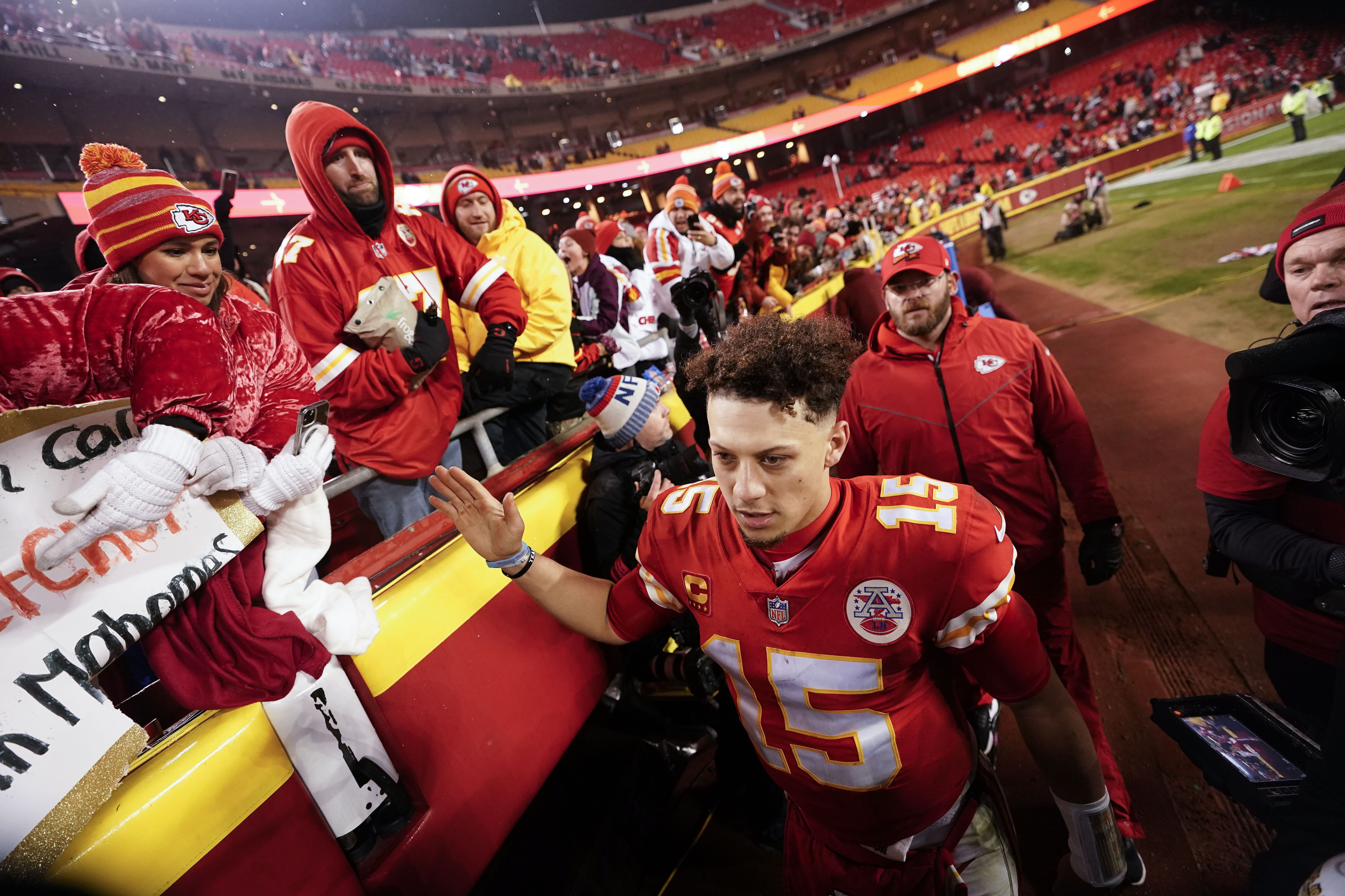 Chiefs' Mahomes hurts ankle, returns for 2nd half vs. Jags – The