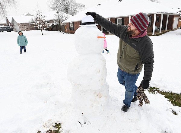 Thousands lose power as heavy snow falls across Northwest Arkansas - Vimarsana News