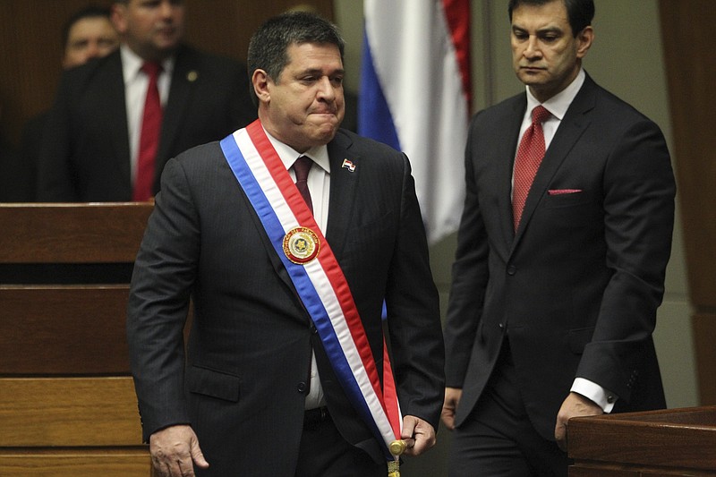 ARCHIVO - El presidente saliente paraguayo Horacio Cartes llega al Congreso para entregar la banda presidencial al mandatario entrante de la nación, en Asunción, Paraguay, el 15 de agosto de 2018. (AP Foto/Marta Escurra, Archivo)